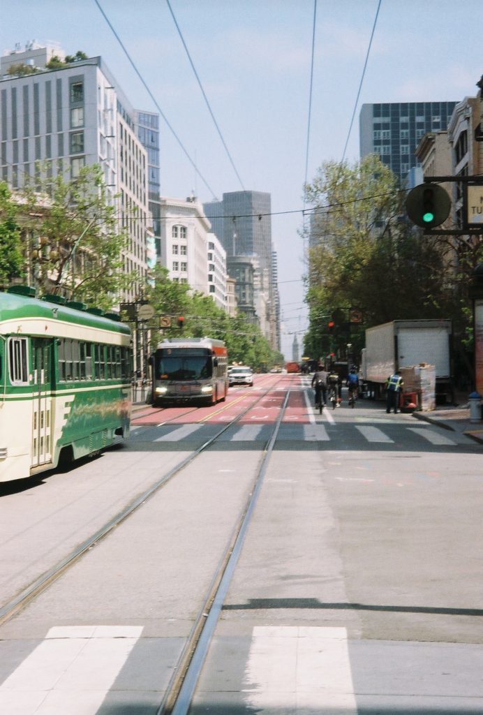 Image of two buses passing by at an intersection